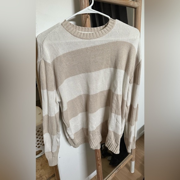 Hollister Striped Beige and White Women's Sweater - Picture 2 of 4